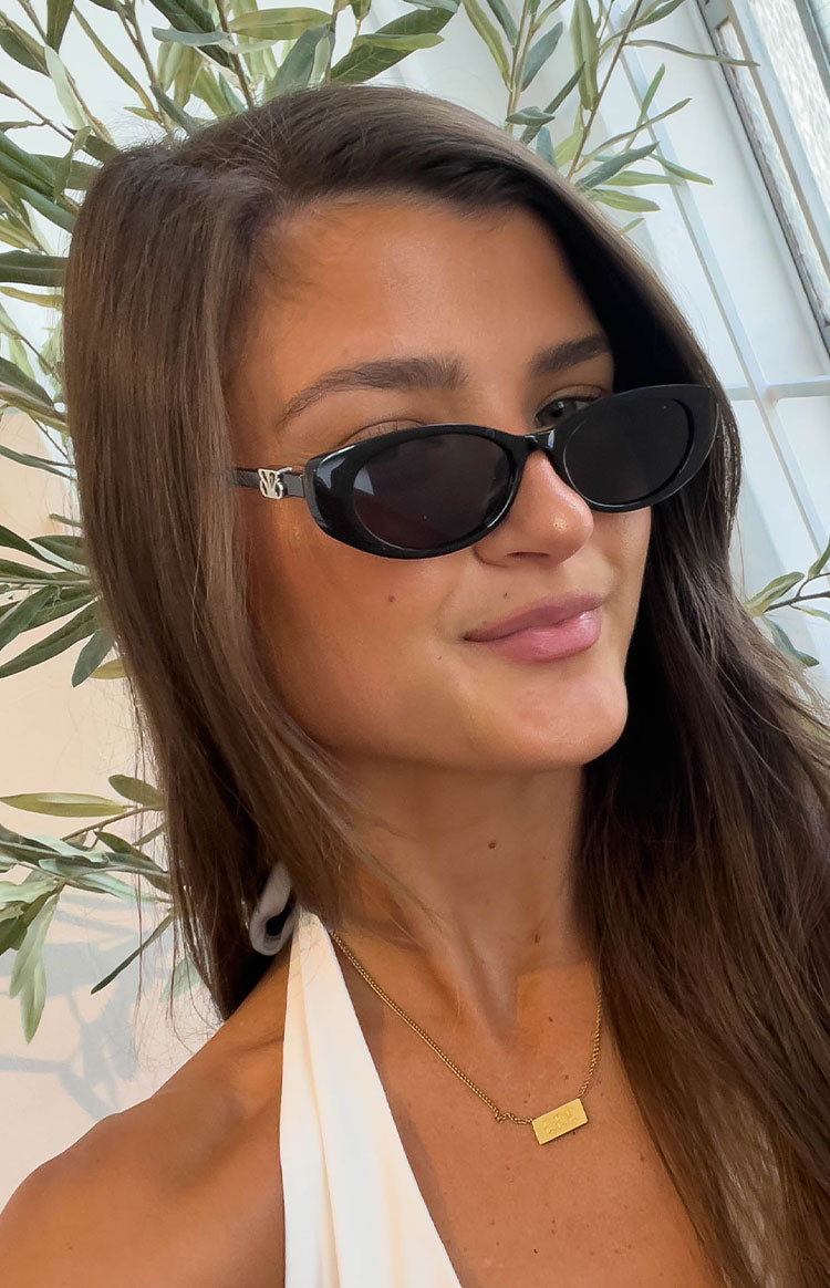 Beginning Julie Black Rounded Sunglasses