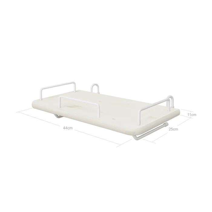 Nachttisch „FLEXA“ aus der FLEXA-Kollektion aus weißem MDF mit Metallgriffen, hier neben einem Kinderbett abgebildet.