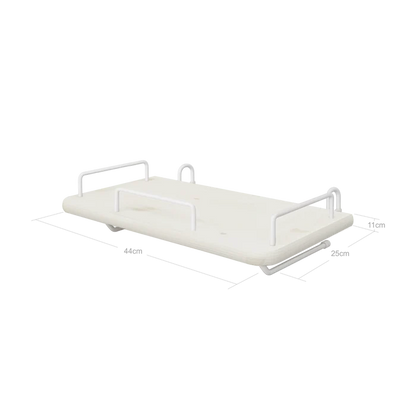Nachttisch „FLEXA“ aus der FLEXA-Kollektion aus weißem MDF mit Metallgriffen, hier neben einem Kinderbett abgebildet.