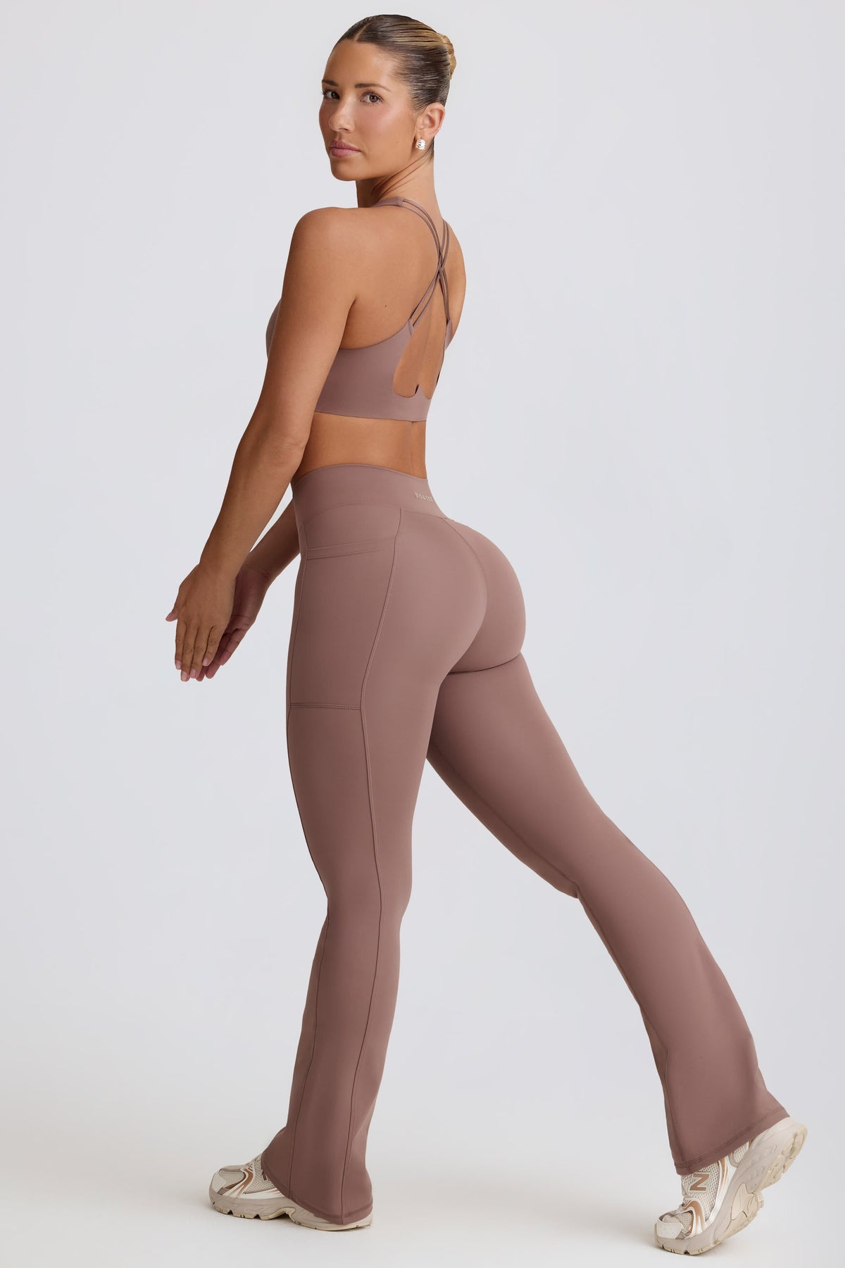 Soft Active V-Waist Pocket Flared Leggings in Mocha